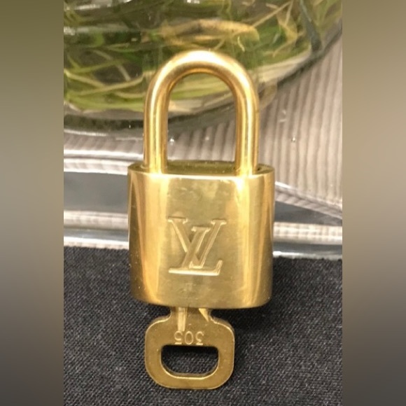 LV lock and key #305 - Picture 1 of 3